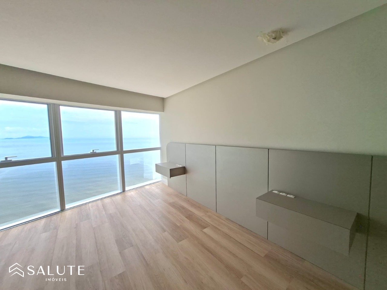 Apartamento alugue anual com 4 Suítes Barra Sul