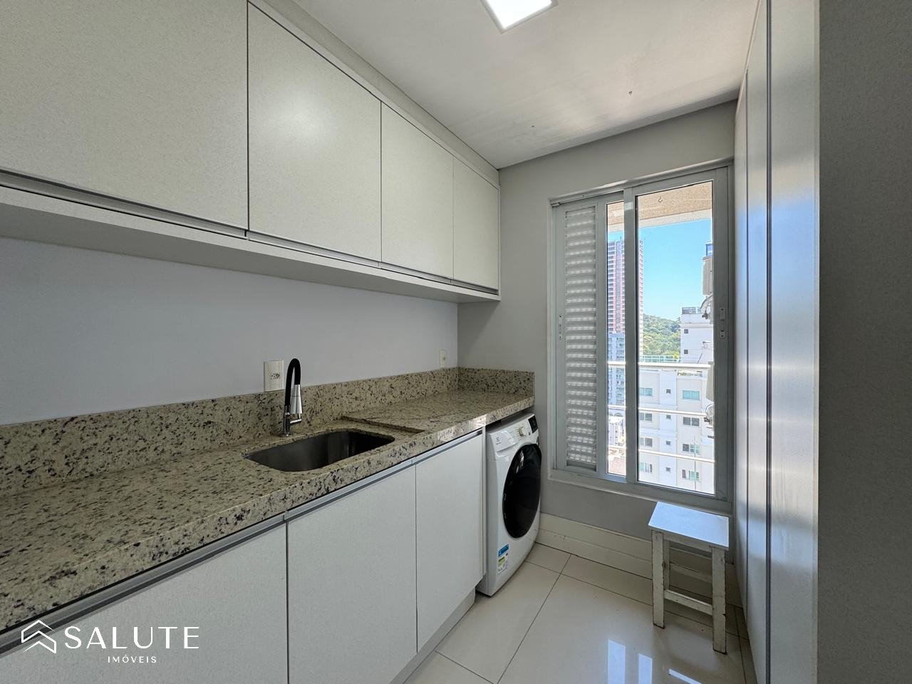 Apartamento locação anual 3 suítes Pioneiros