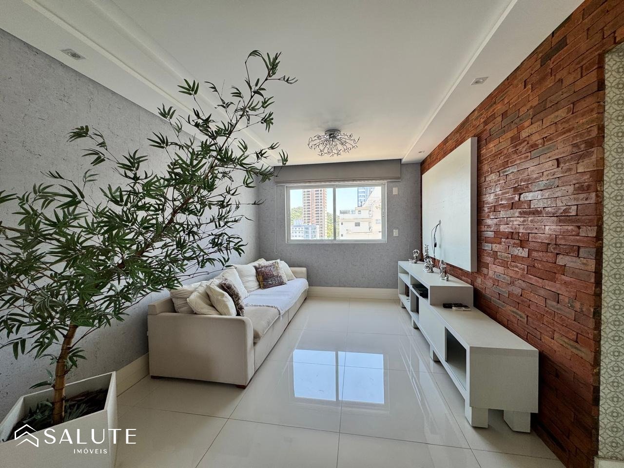 Apartamento locação anual 3 suítes Pioneiros