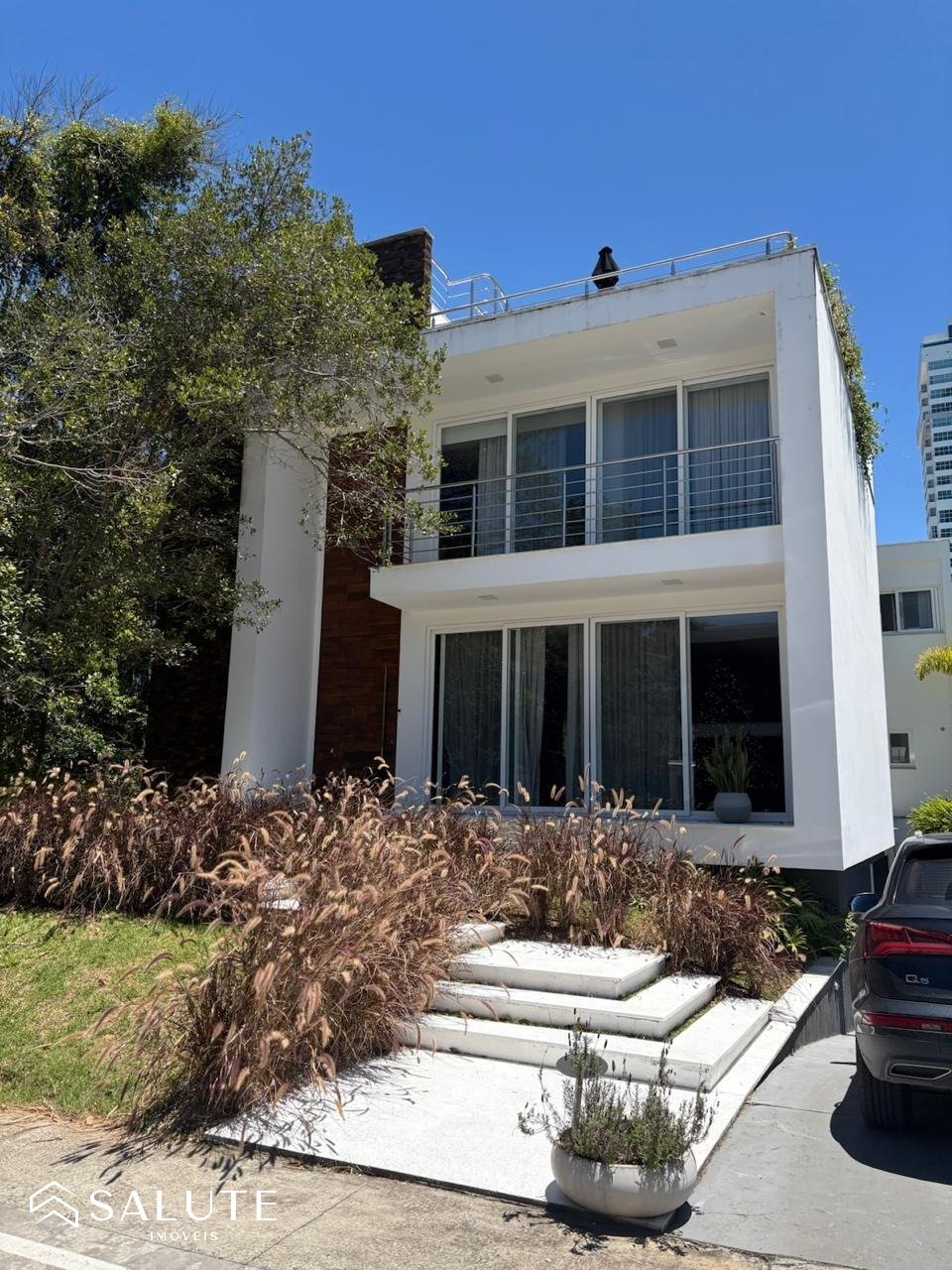 Casa à venda com 5 suítes na Praia Brava