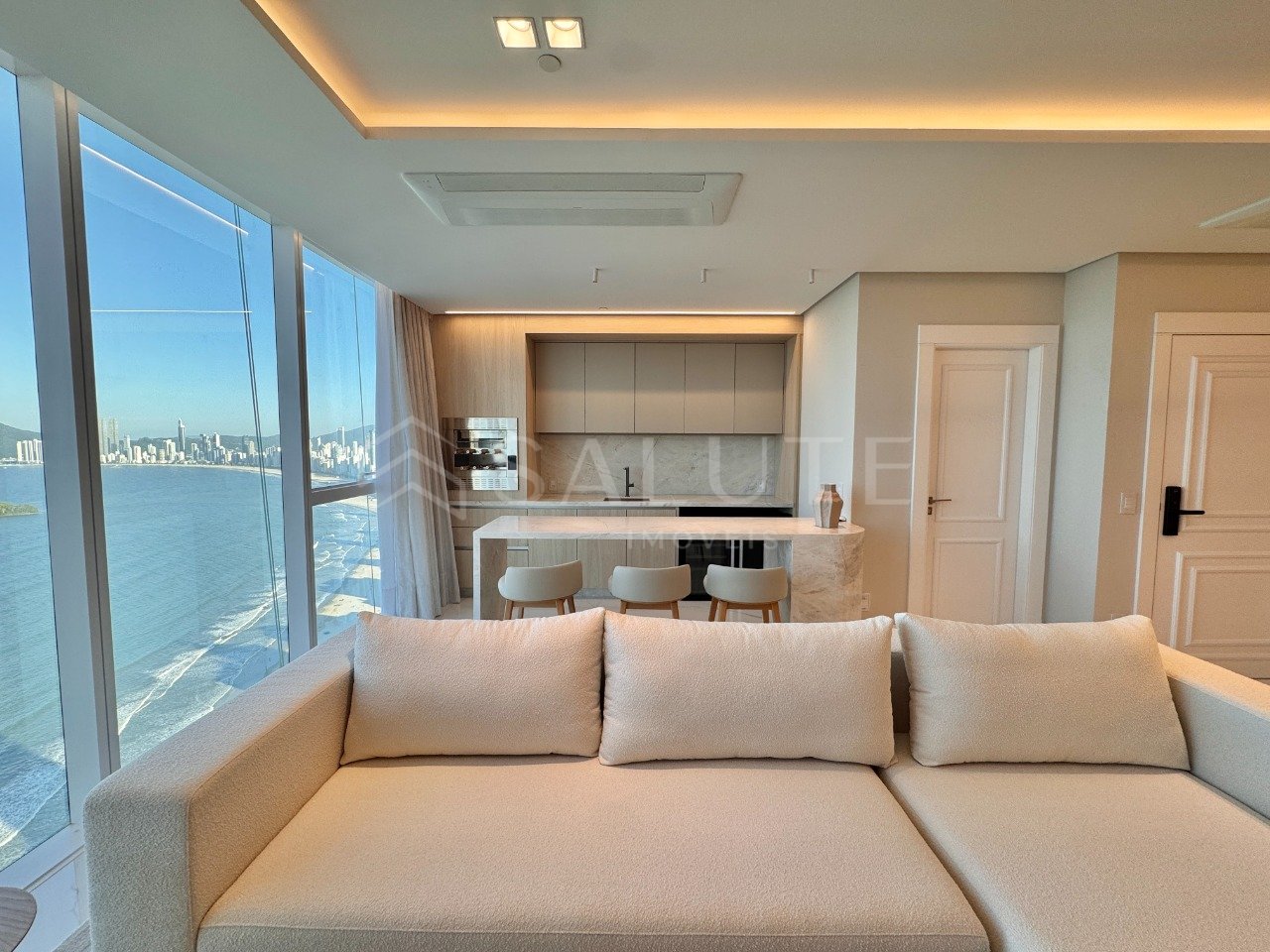 Apartamento à Venda com 4 Suítes na Barra Norte