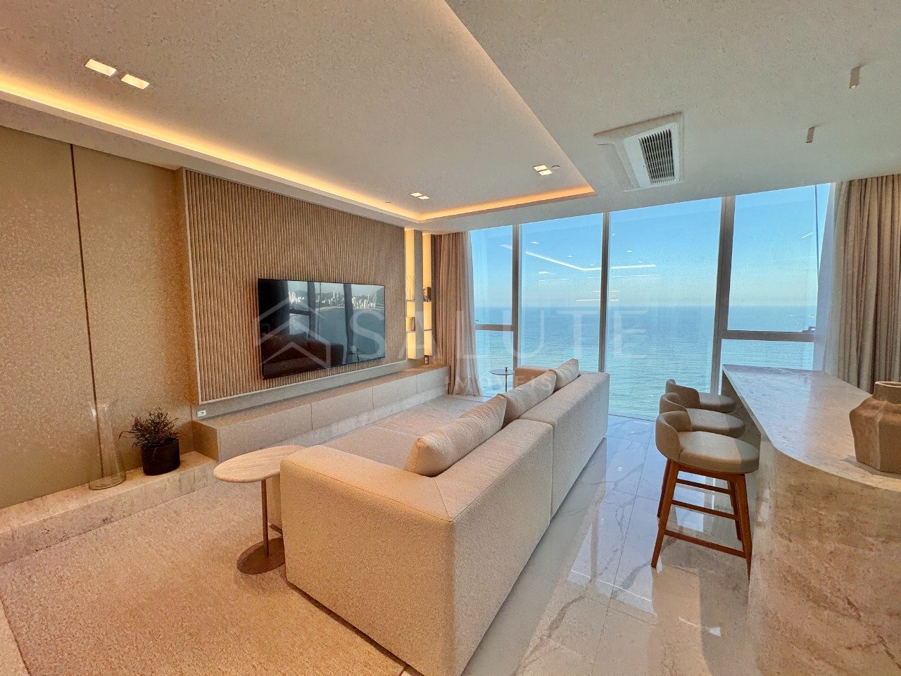 Apartamento à Venda com 4 Suítes na Barra Norte