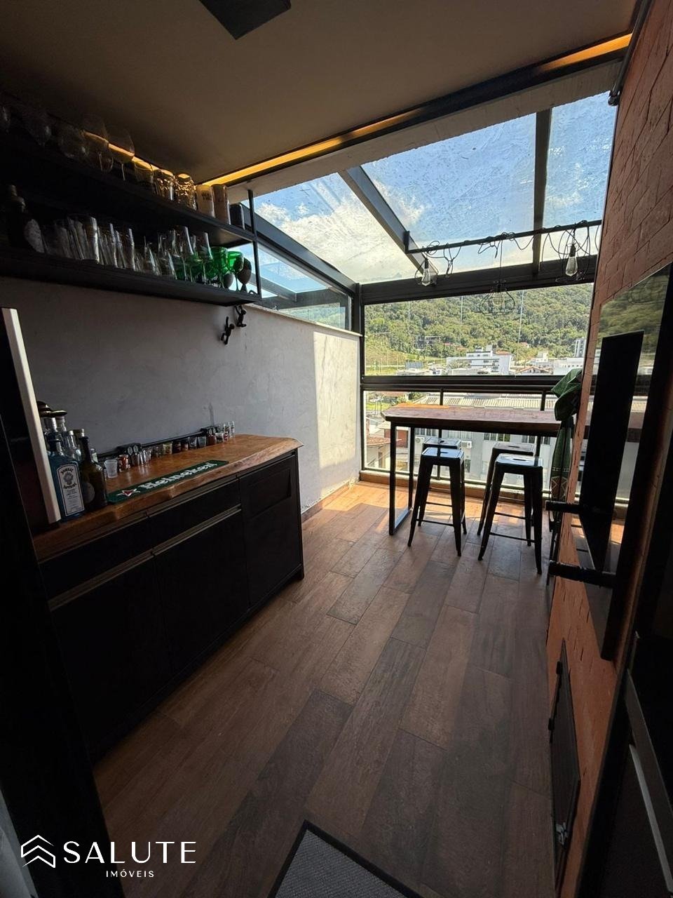 Apartamento á venda com 2 dormitório no Centro.