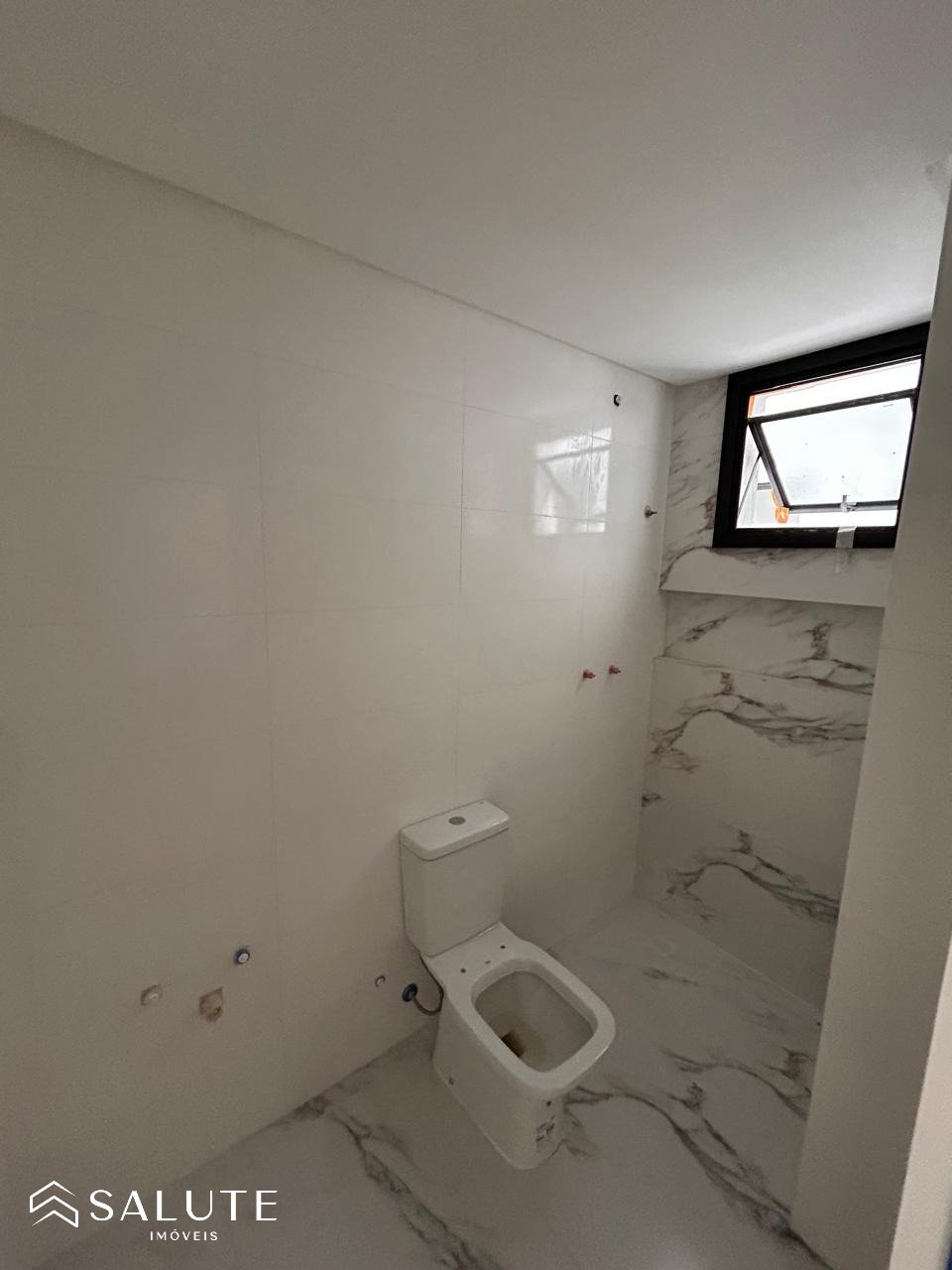Apartamento à Venda com 2 Suítes no Centro.