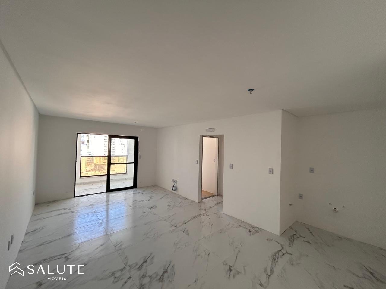 Apartamento à Venda com 2 Suítes no Centro.