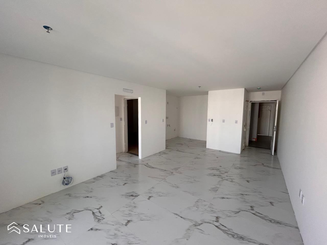 Apartamento à Venda com 2 Suítes no Centro.