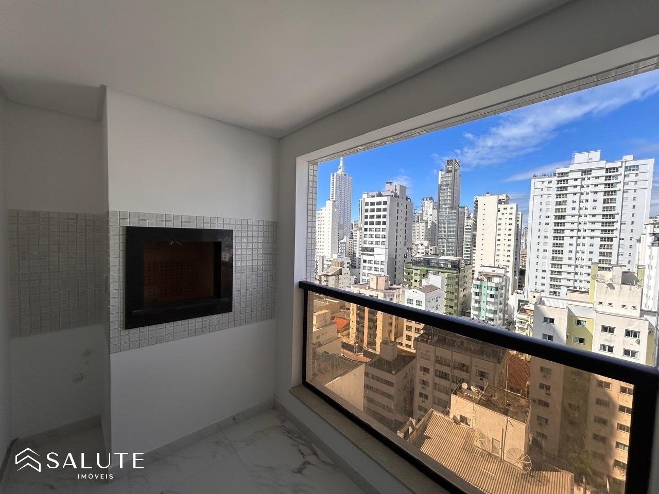 Apartamento à Venda com 2 Suítes no Centro.