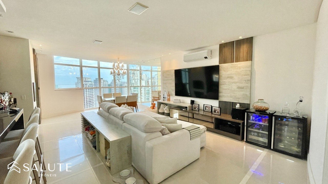Apartamento locação anual 3 suítes na Barra Sul