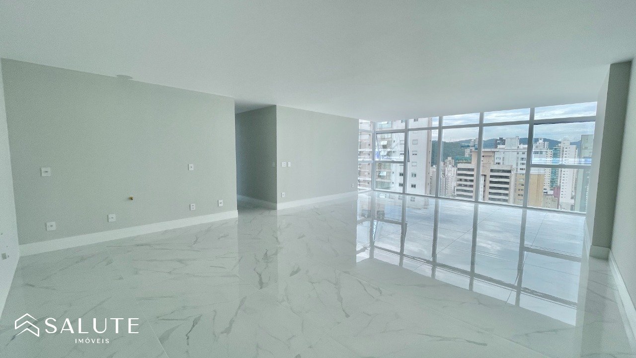 Apartamento á venda com 3 suítes no Centro.