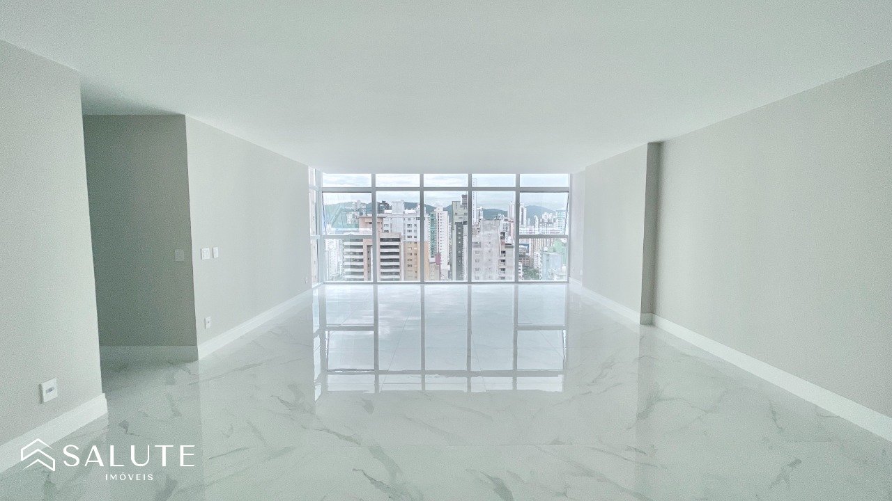 Apartamento á venda com 3 suítes no Centro.