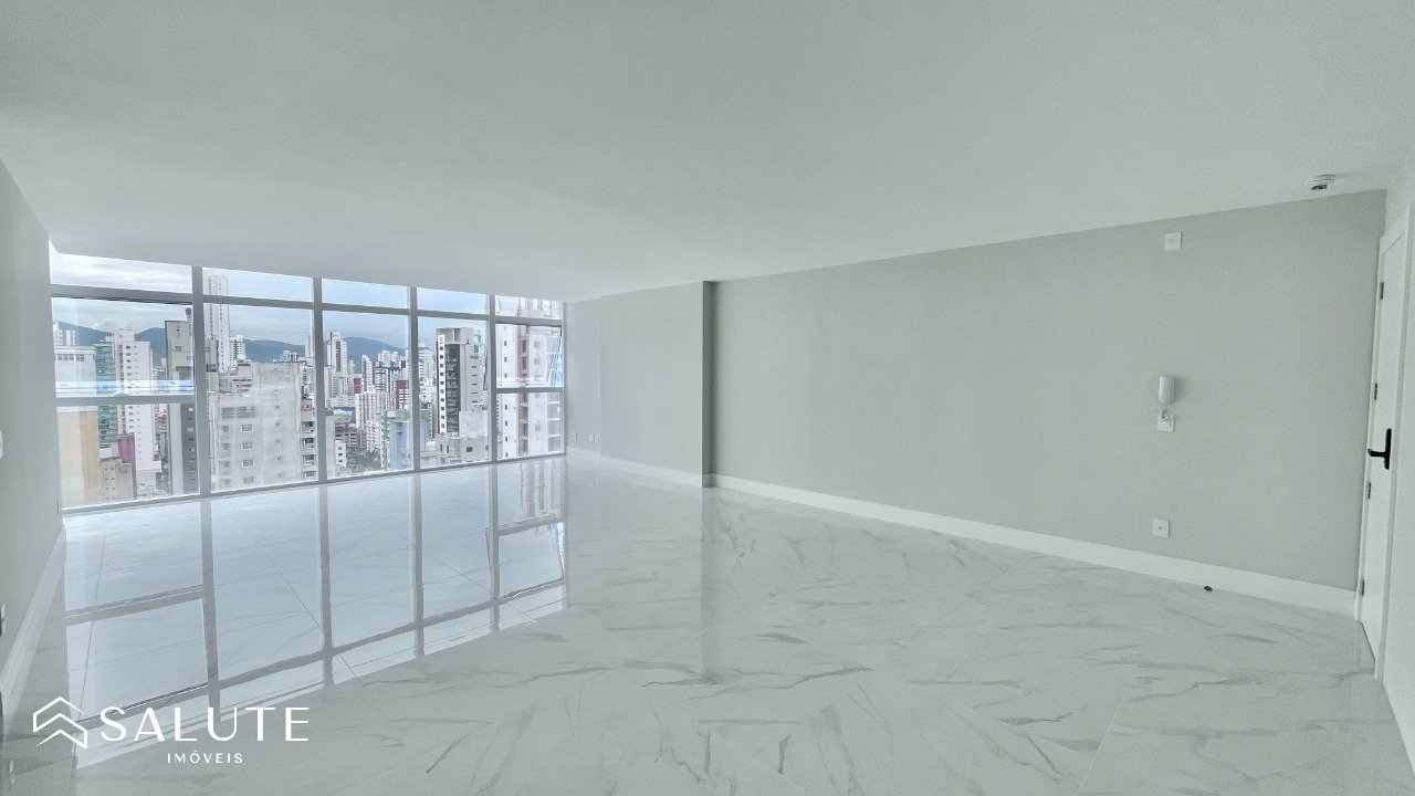 Apartamento á venda com 3 suítes no Centro.