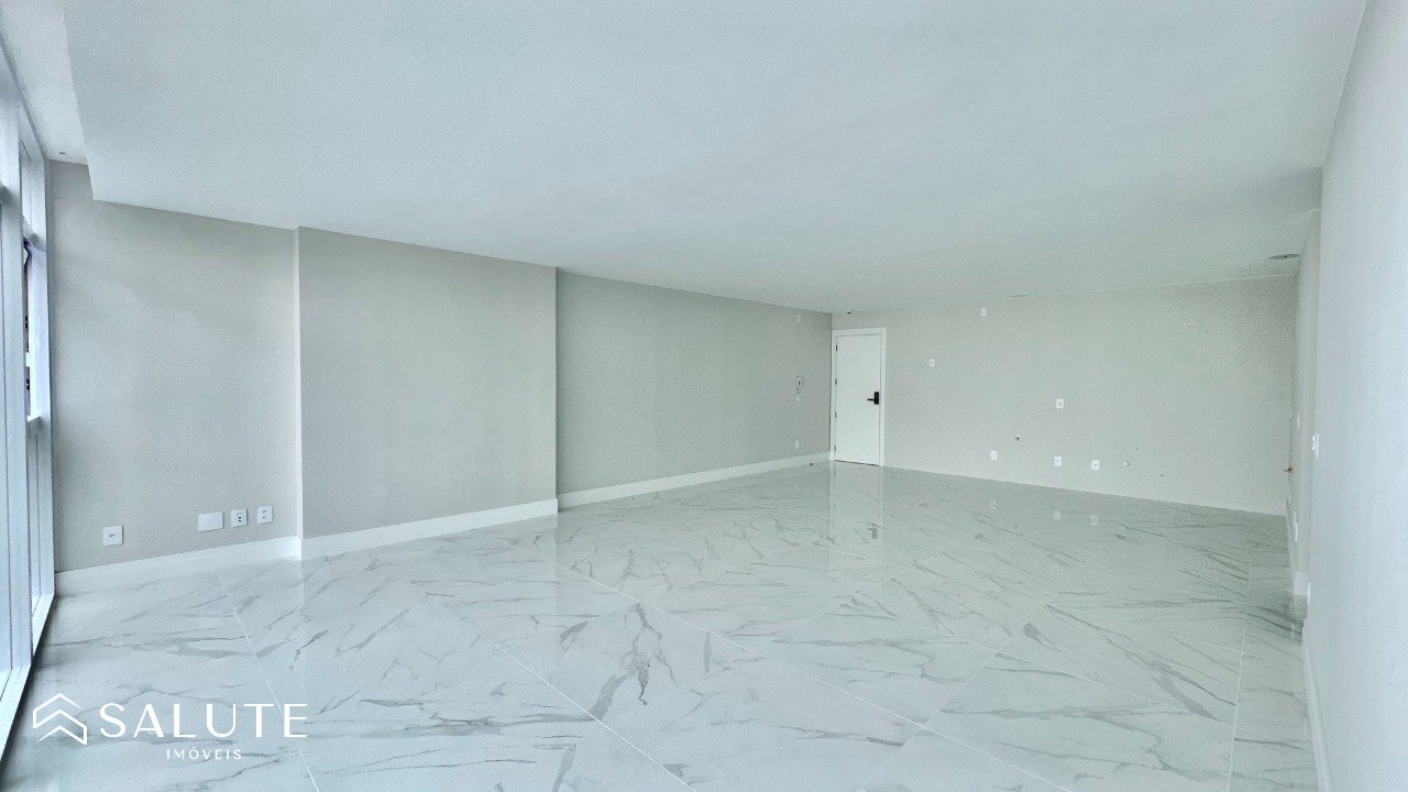 Apartamento á venda com 3 suítes no Centro.