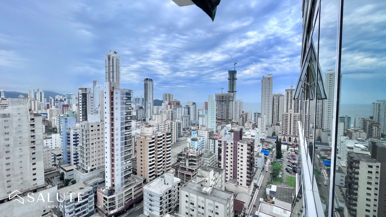 Apartamento á venda com 3 suítes no Centro.
