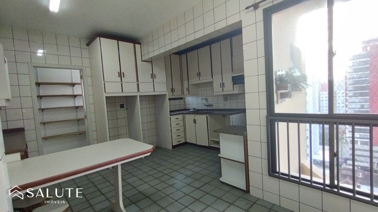 Apartamento aluguel anual 6 Dormitórios em Itajaí.