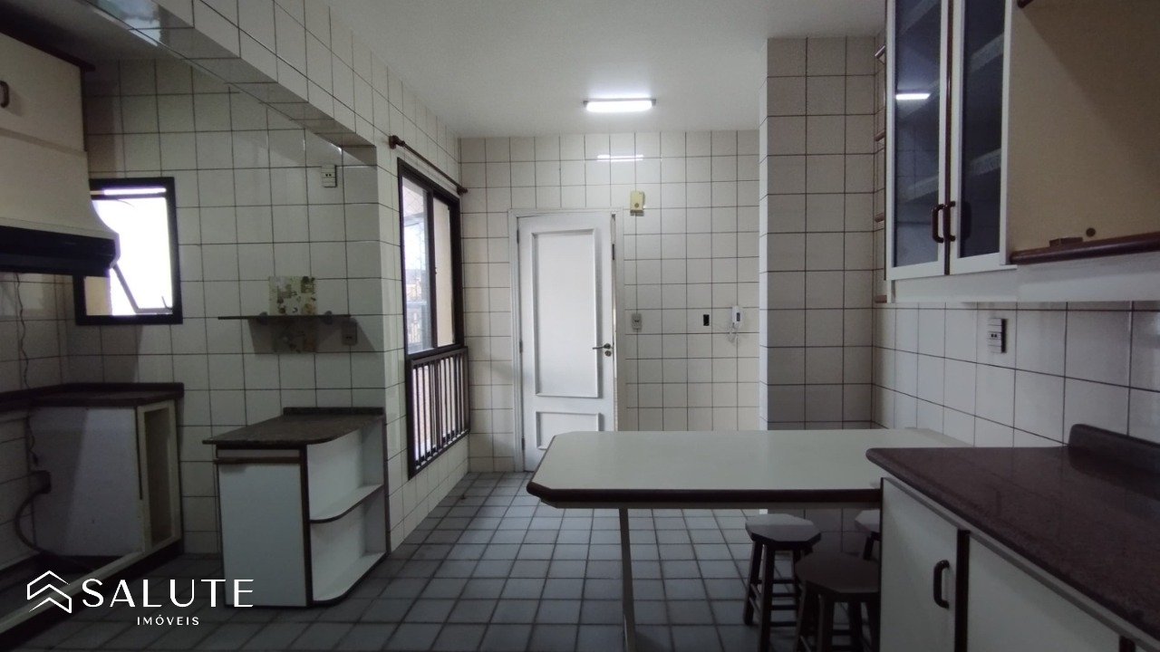 Apartamento aluguel anual 6 Dormitórios em Itajaí.