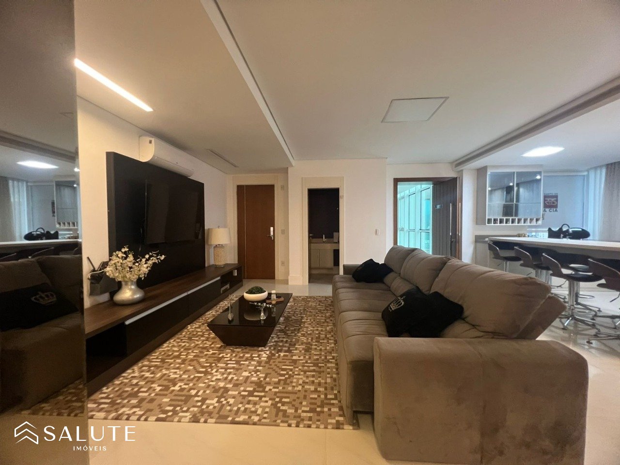 Apartamento locação anual 3 suítes Barra Sul