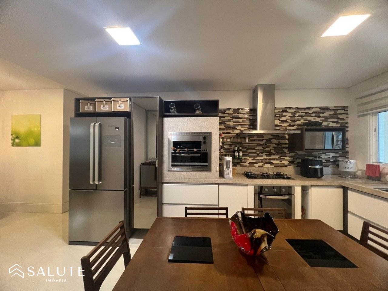 Apartamento locação anual 3 suítes Barra Sul
