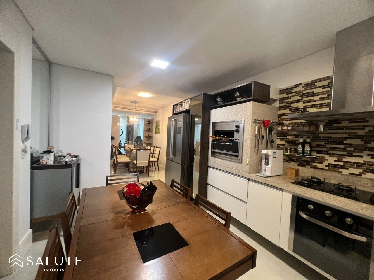Apartamento locação anual 3 suítes Barra Sul
