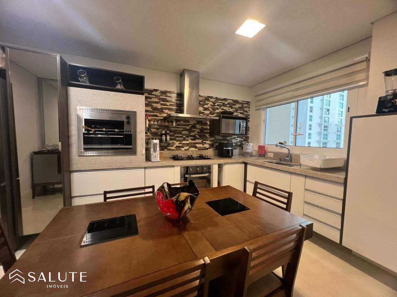 Apartamento locação anual 3 suítes Barra Sul
