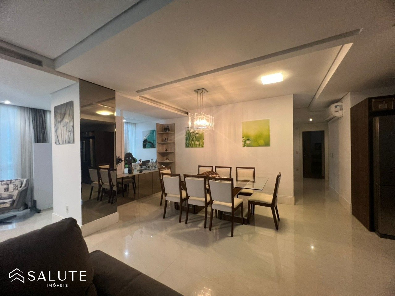 Apartamento locação anual 3 suítes Barra Sul
