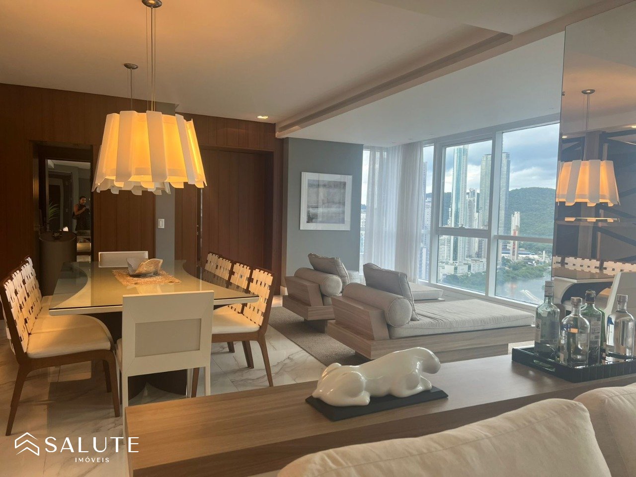 Apartamento à venda 3 suítes na Barra sul.