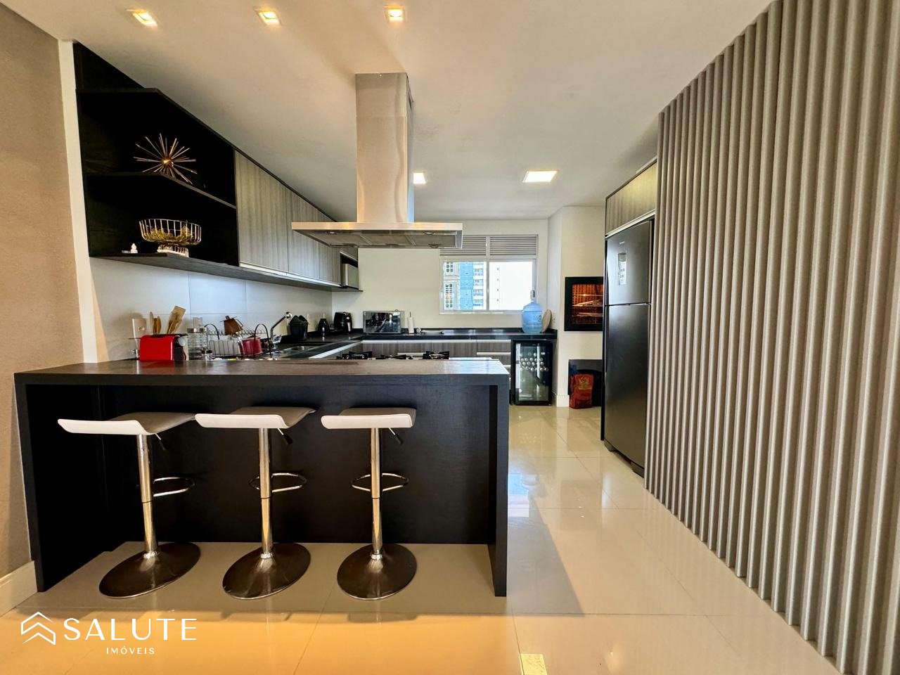 Apartamento aluguel anual 4 suítes na Barra Sul