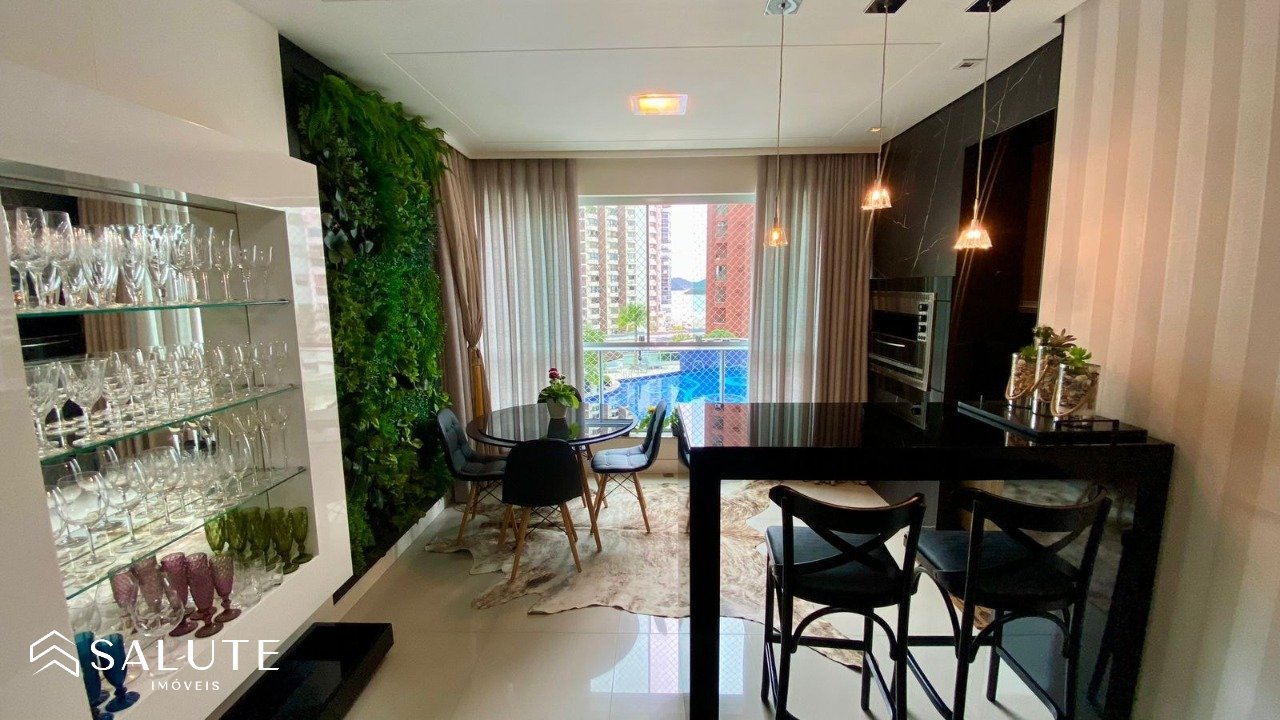 Apartamento locação anual 3 suítes Barra Sul