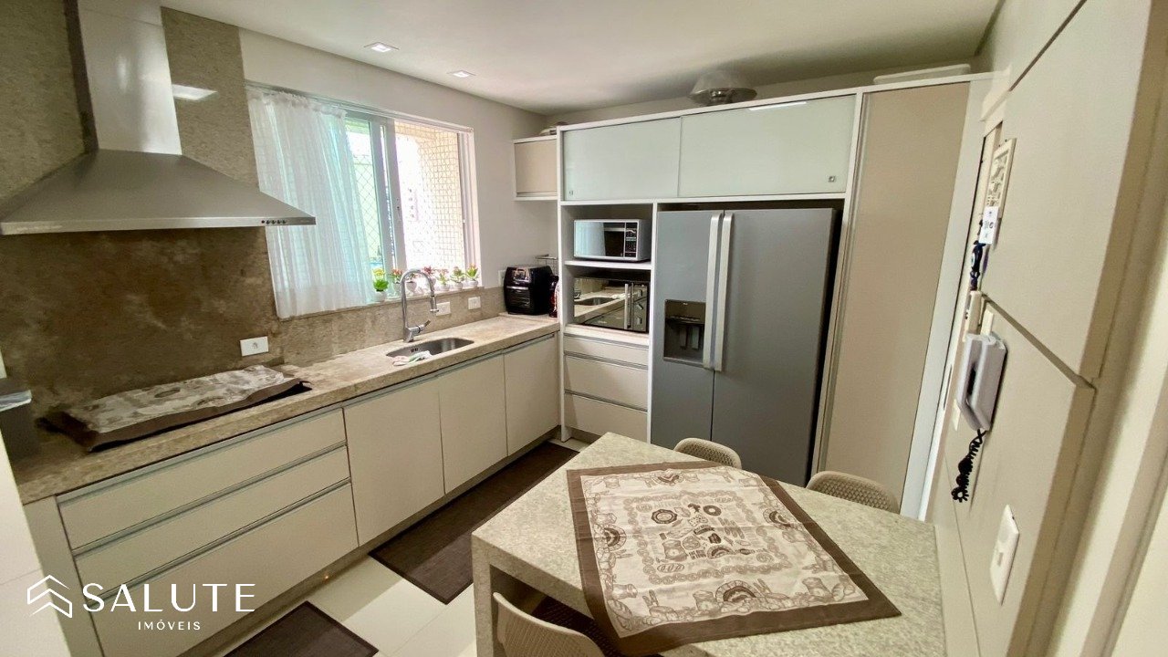 Apartamento locação anual 3 suítes Barra Sul
