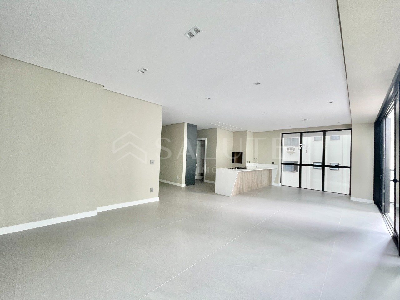 Apartamento à venda 4 suítes na Barra Sul.