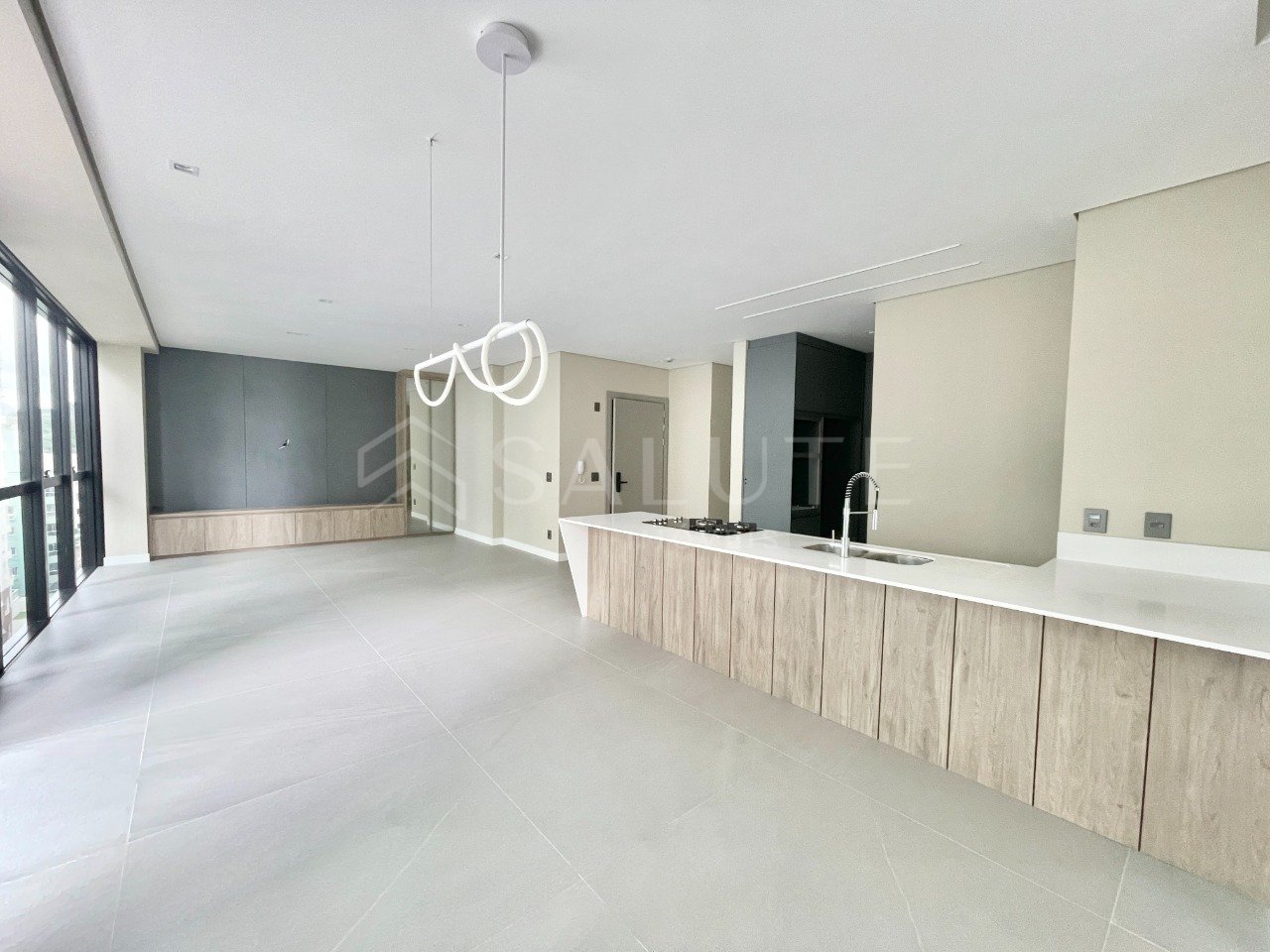 Apartamento à venda 4 suítes na Barra Sul.