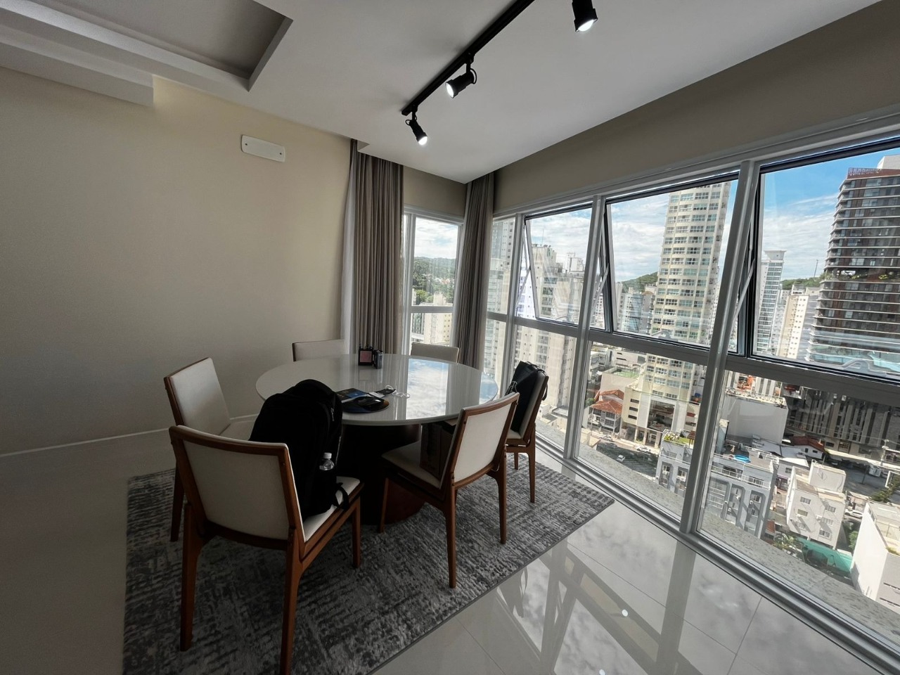 Apartamento aluguel anual 3 suítes na Barra Norte.