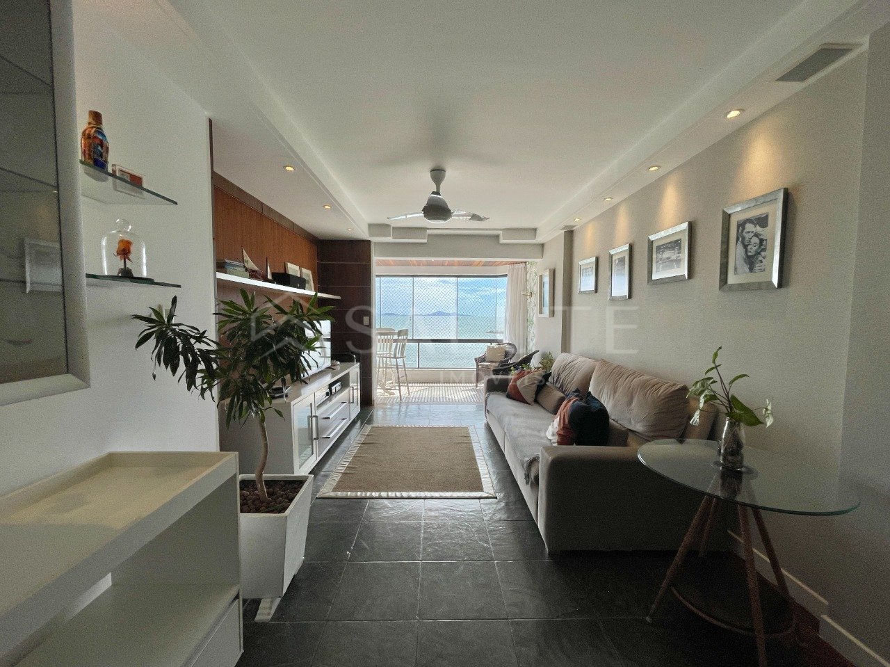 Apartamento aluguel anual 3 dormitórios Barra Sul.
