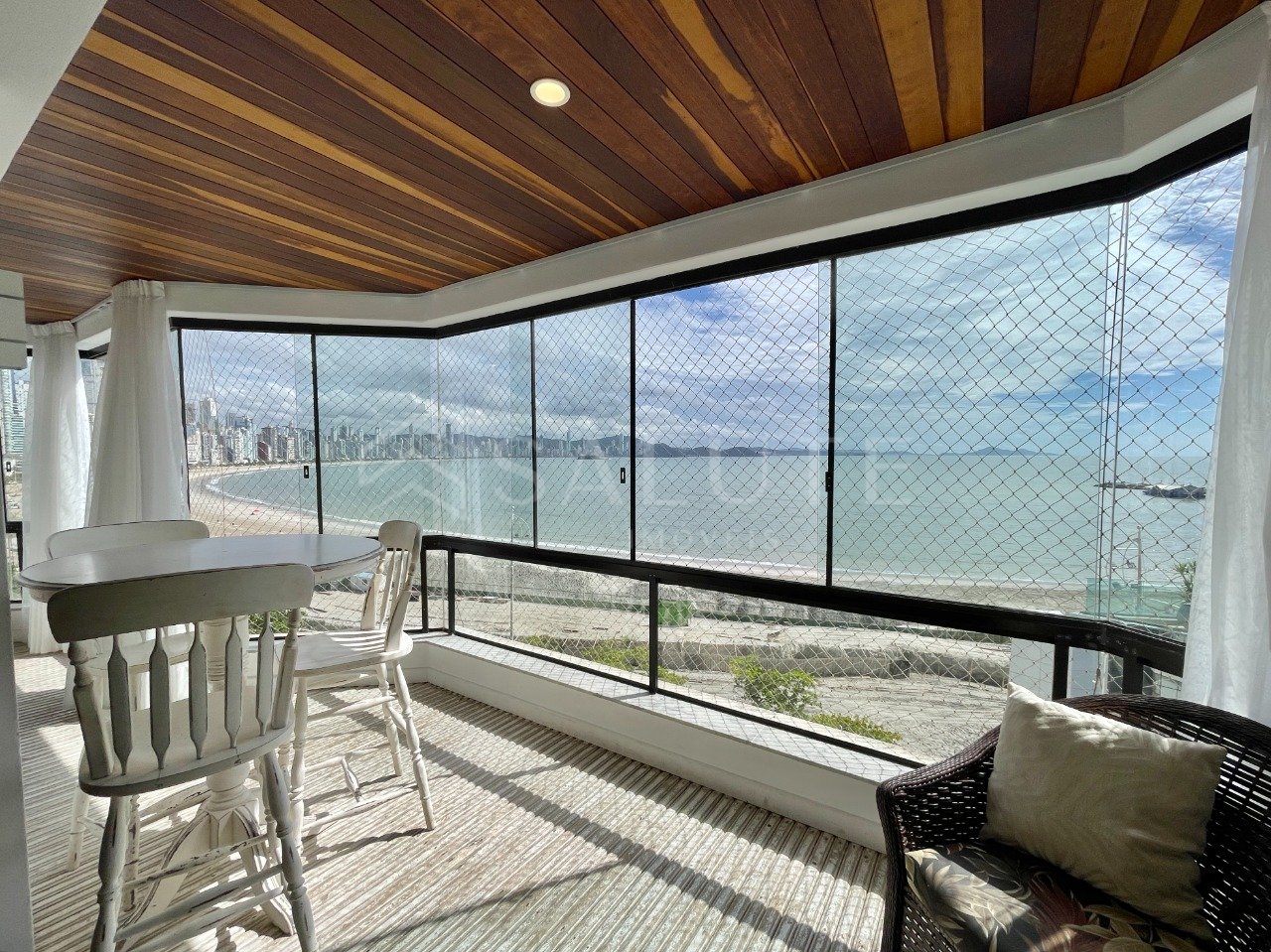 Apartamento aluguel anual 3 dormitórios Barra Sul.