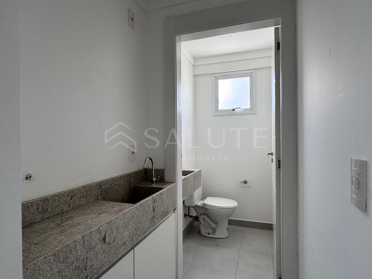 Sala Comercial aluguel anual no Pioneiros