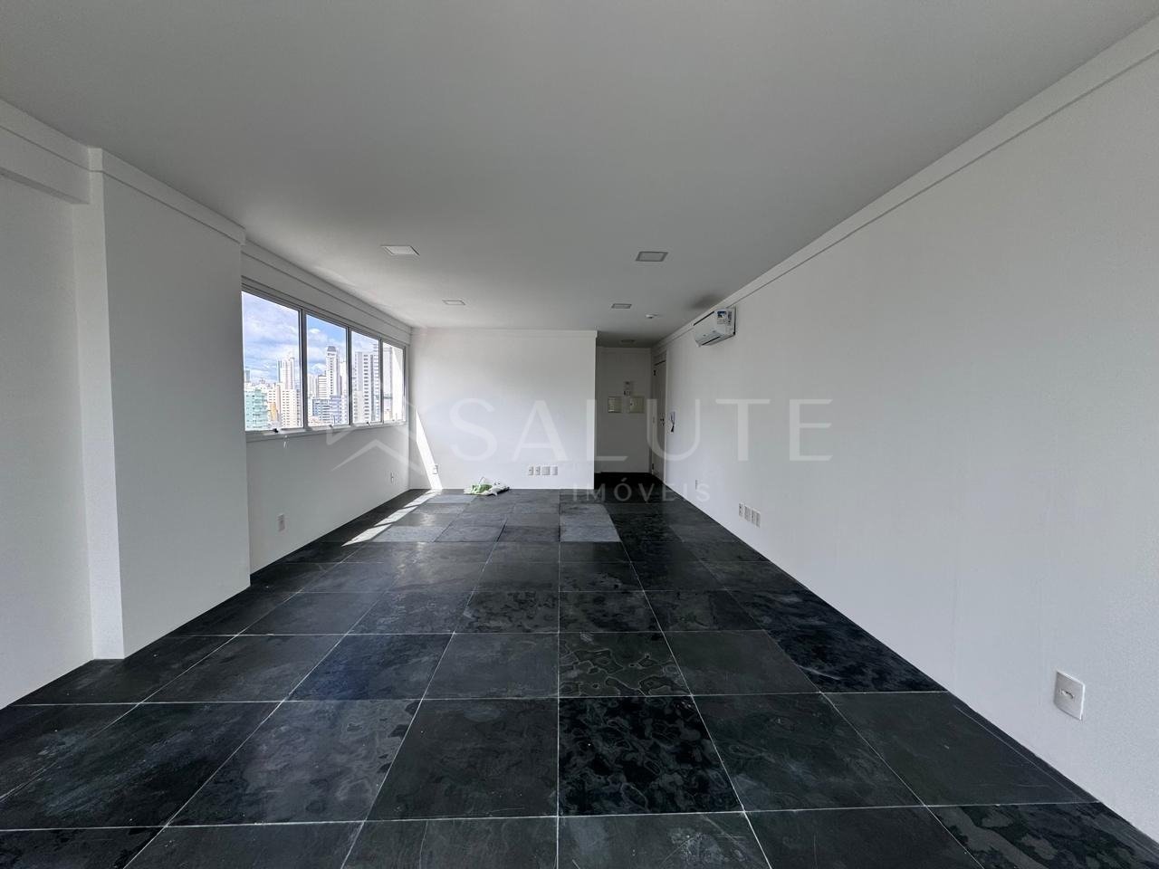 Sala Comercial aluguel anual no Pioneiros