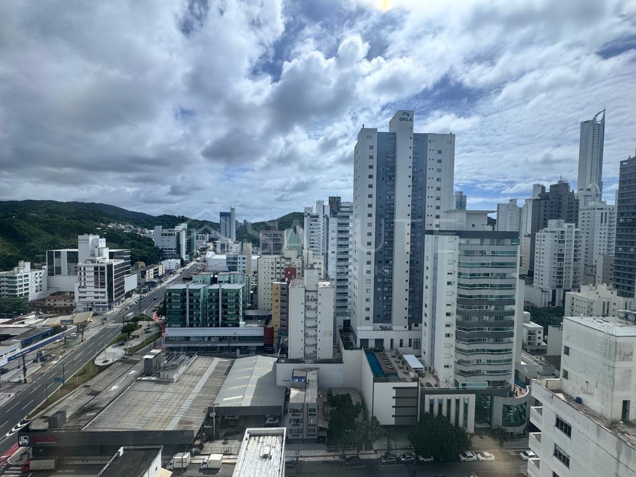 Sala Comercial aluguel anual no Pioneiros