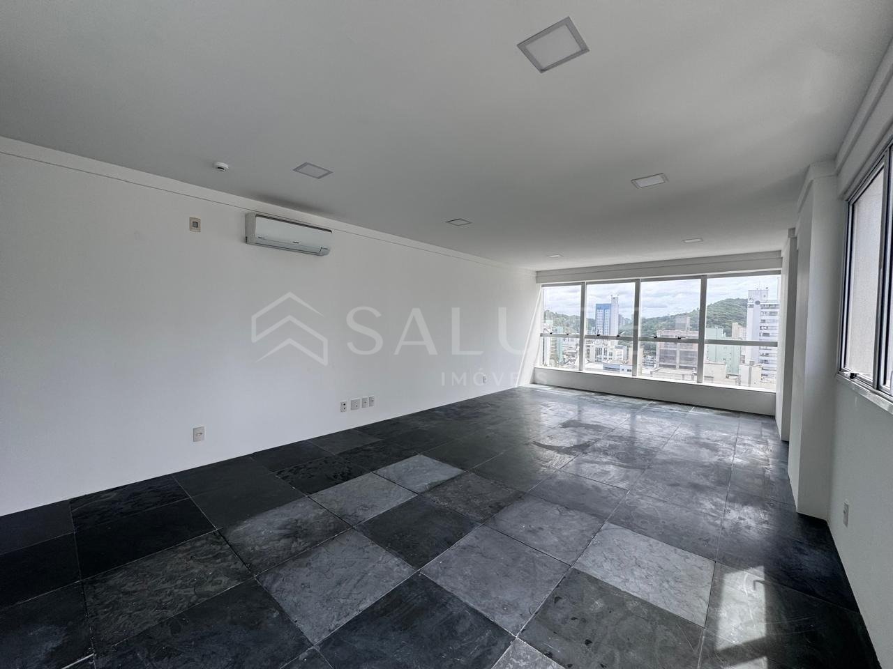 Sala Comercial aluguel anual no Pioneiros