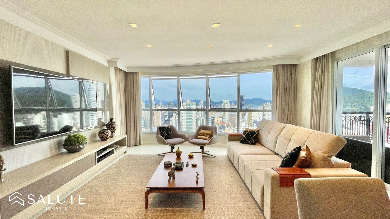 Apartamento locação anual com 3 suítes no Centro