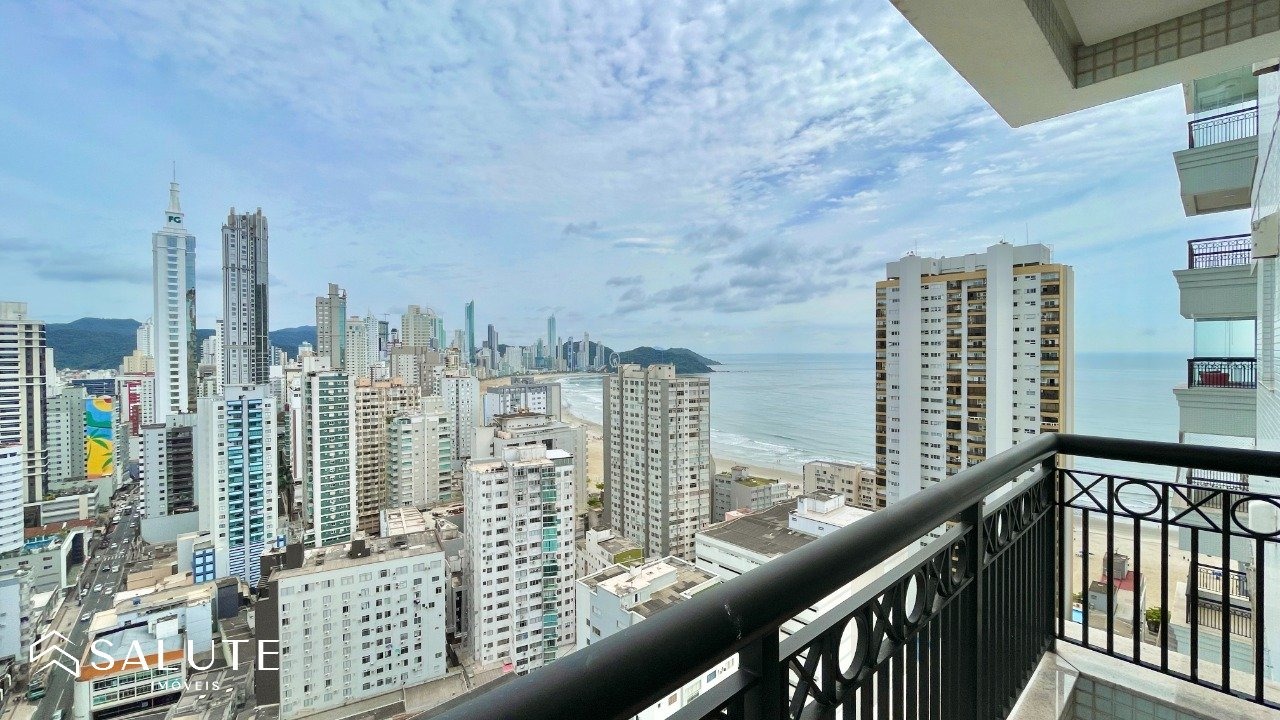 Apartamento locação anual com 3 suítes no Centro