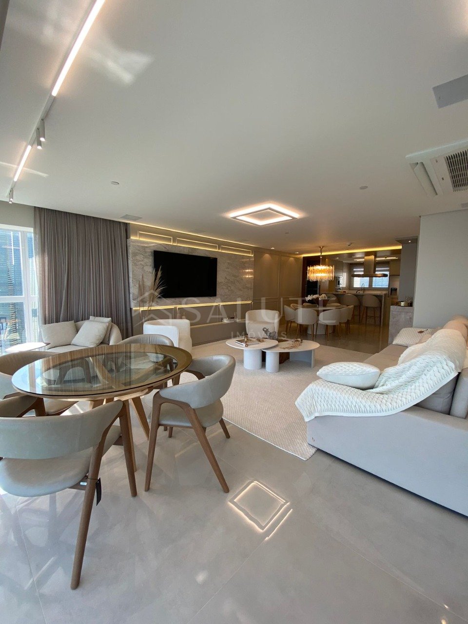 Apartamento à Venda com 4 Suítes na Barra Sul