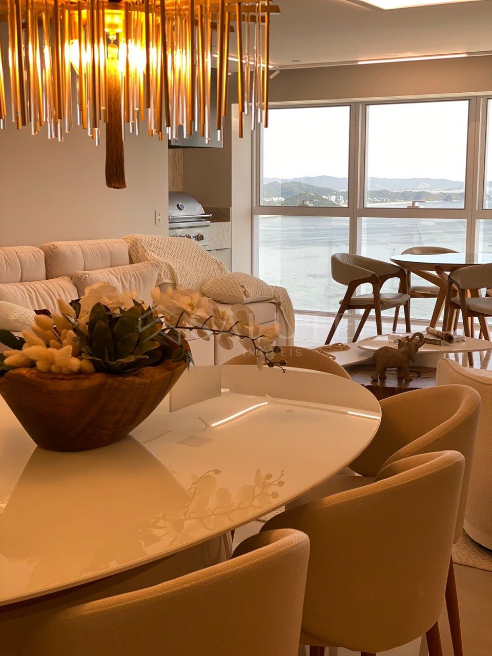 Apartamento à Venda com 4 Suítes na Barra Sul