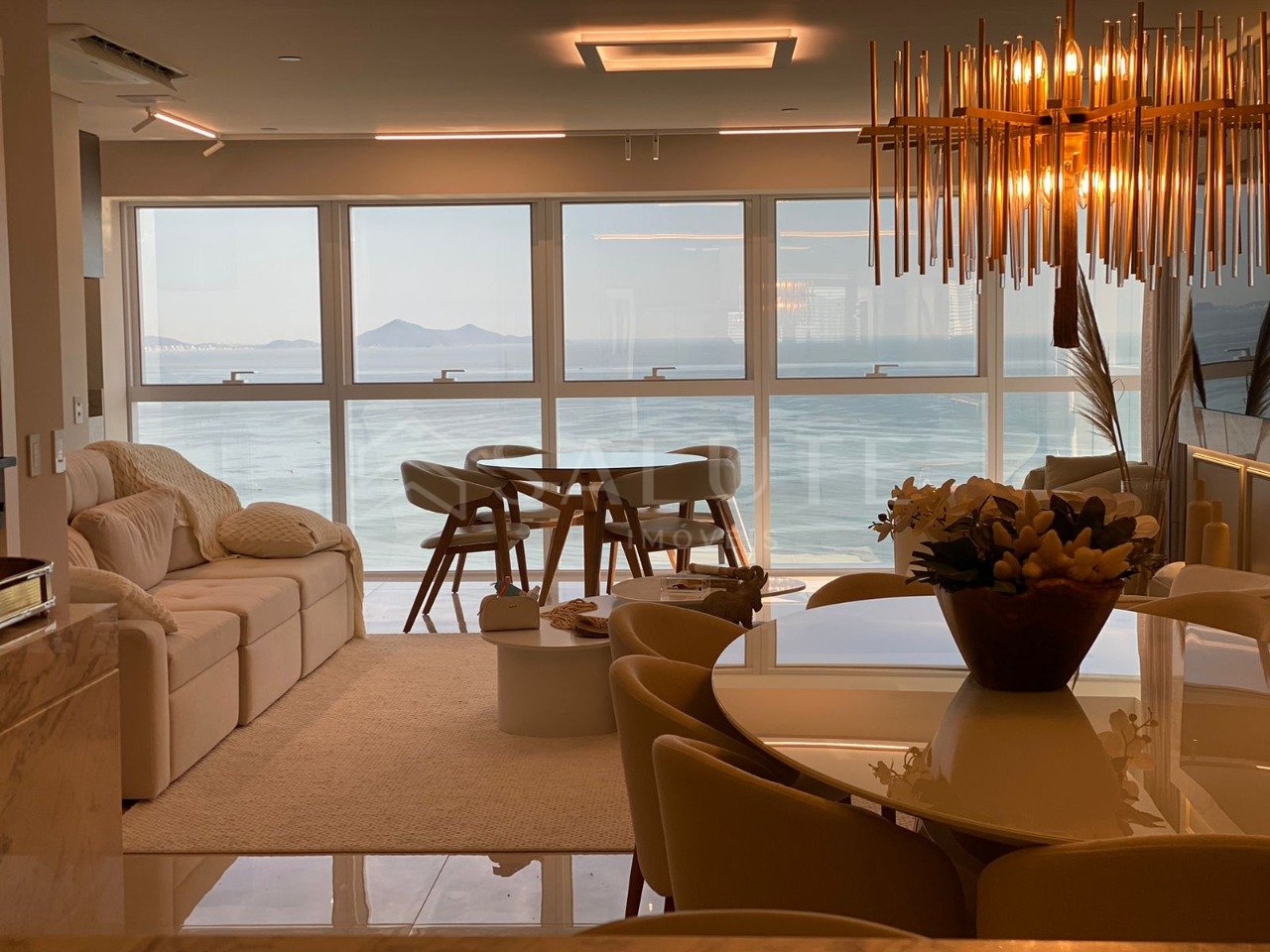 Apartamento à Venda com 4 Suítes na Barra Sul