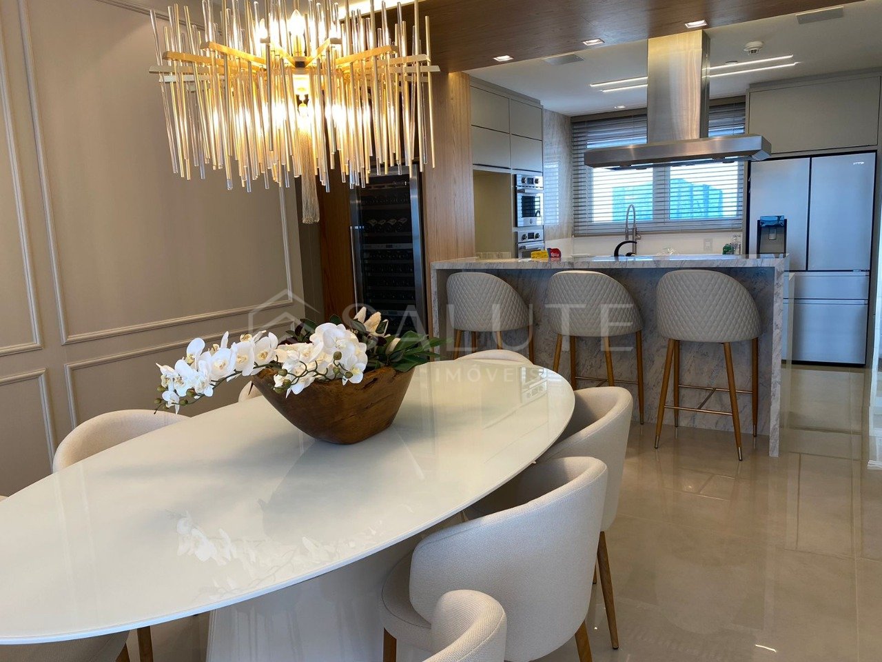 Apartamento locação anual 4 Suítes na Barra Sul
