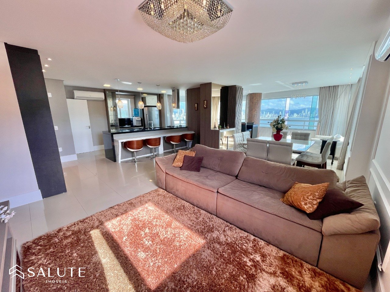 Apartamento aluguel anual 3 suítes Barra Sul.