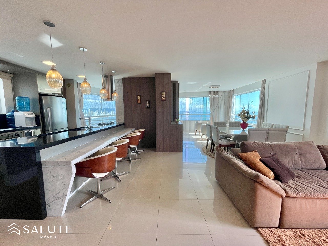 Apartamento aluguel anual 3 suítes Barra Sul.