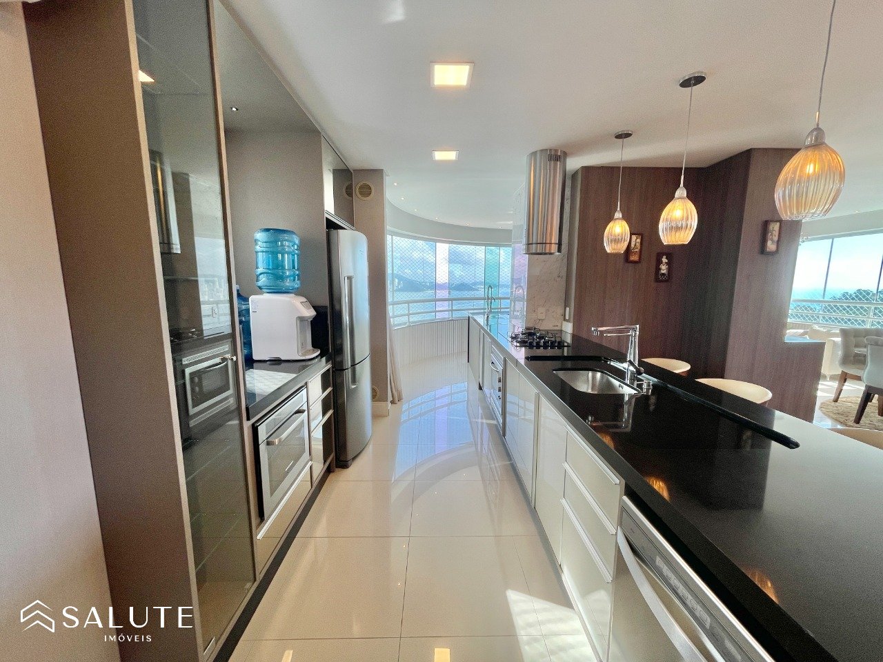 Apartamento aluguel anual 3 suítes Barra Sul.
