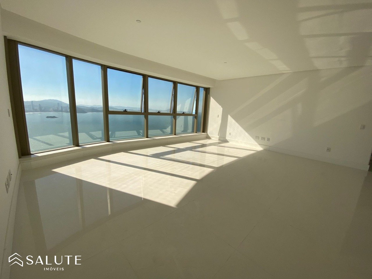 Apartamento á venda 4 suítes na Barra Sul