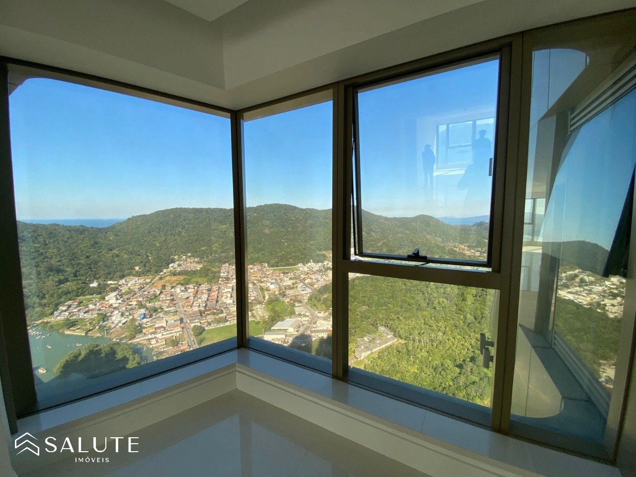 Apartamento á venda 4 suítes na Barra Sul