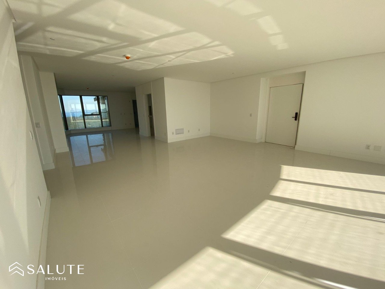Apartamento á venda 4 suítes na Barra Sul