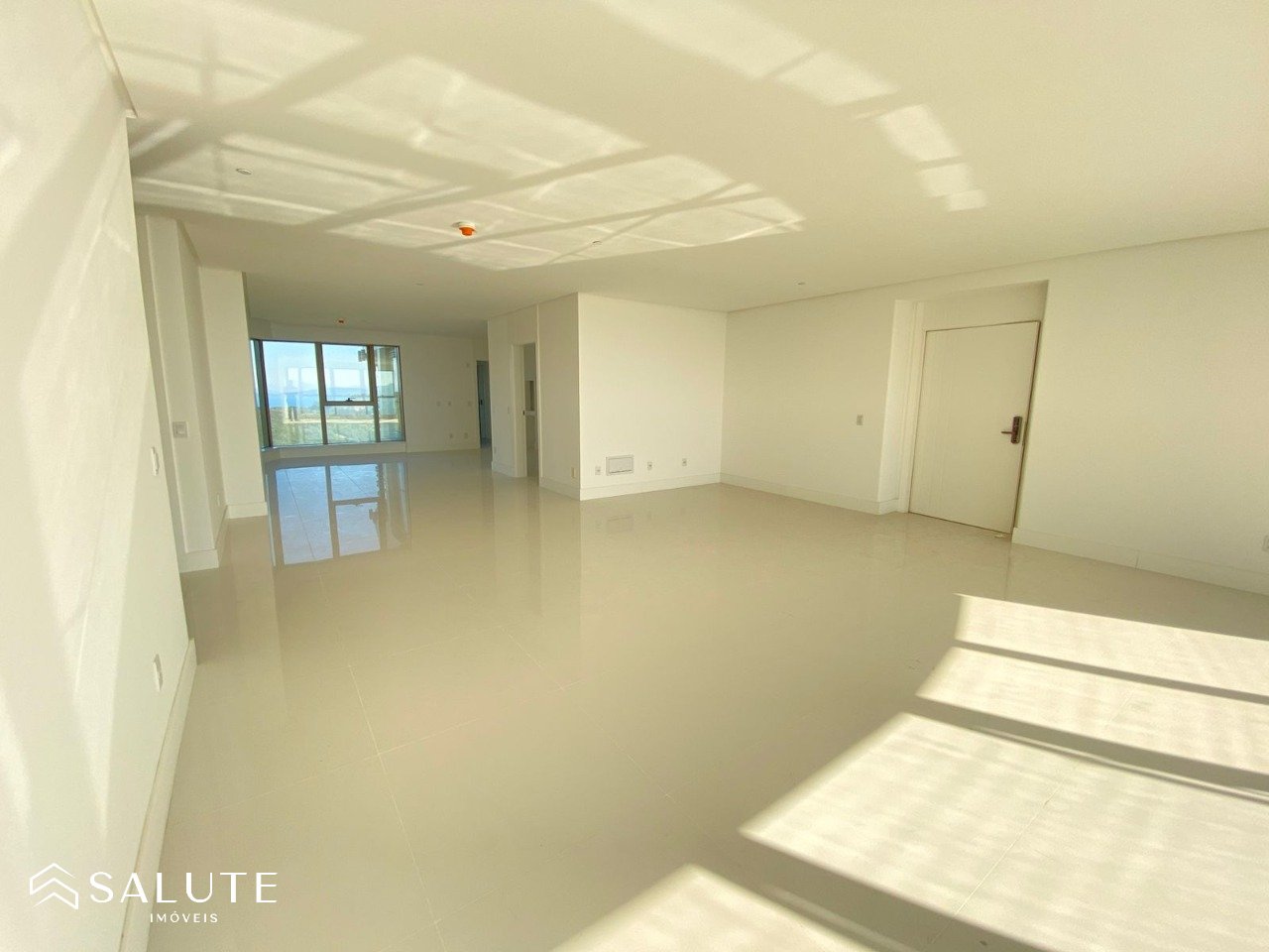 Apartamento á venda 4 suítes na Barra Sul